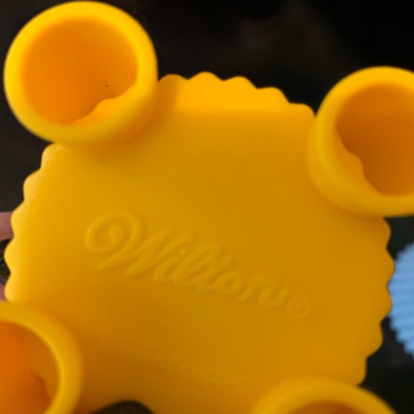 8 Wilton Silicone Cupcake Cookware Unique Feet/Stand. - Picture 11 of 12